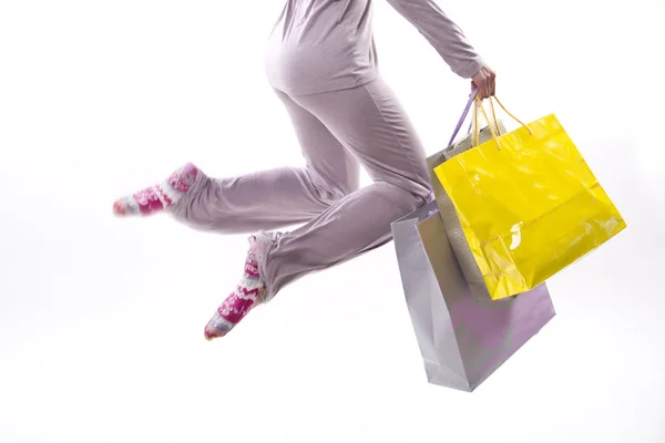 Jeune femme et son shopping en pyjama — Photo