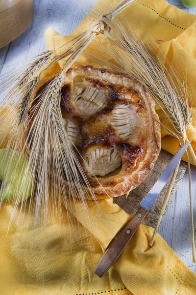 Italienska bakverk, äppelpaj — Stockfoto