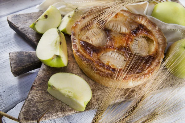 Итальянская выпечка, яблочный пирог — стоковое фото