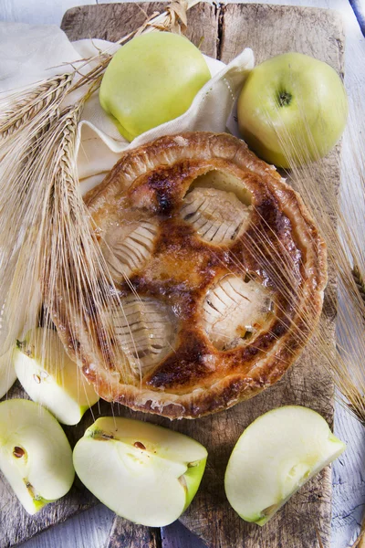 Italienska bakverk, äppelpaj — Stockfoto