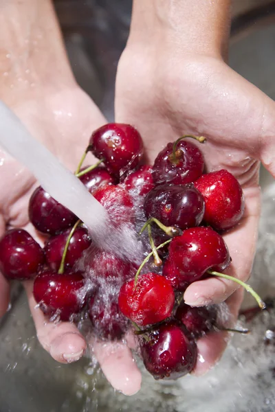 果物の洗浄さくらんぼ — ストック写真