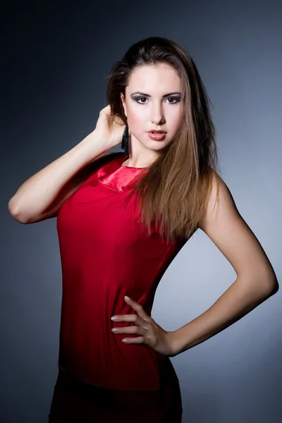 Сексуальная стройная женщина в красном платье — стоковое фото