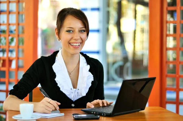 Vrouw werkt met laptop — Stockfoto