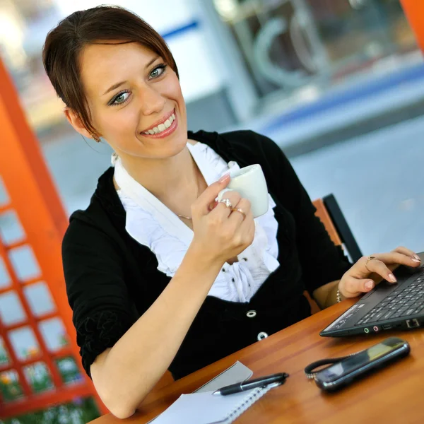 Молодая женщина работает в кафе — стоковое фото