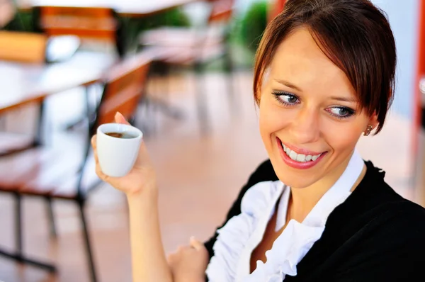 Veselý obličej ženy držící šálek kávy v ruce — Stock fotografie