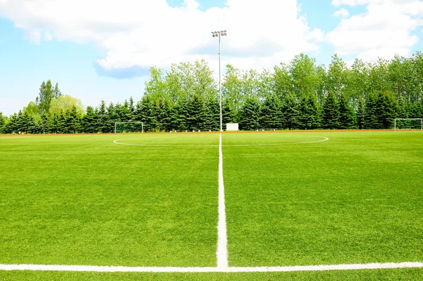 Rayas blancas en el campo de fútbol verde — Foto de Stock