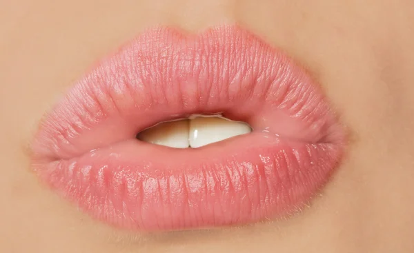 Primer plano de hermosos labios de mujer —  Fotos de Stock