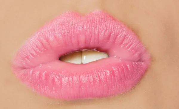 Güzel kadının dudakları Close-Up — Stok fotoğraf