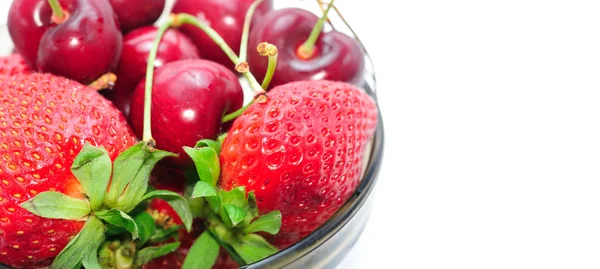 Fresas y cerezas en un bol — Foto de Stock
