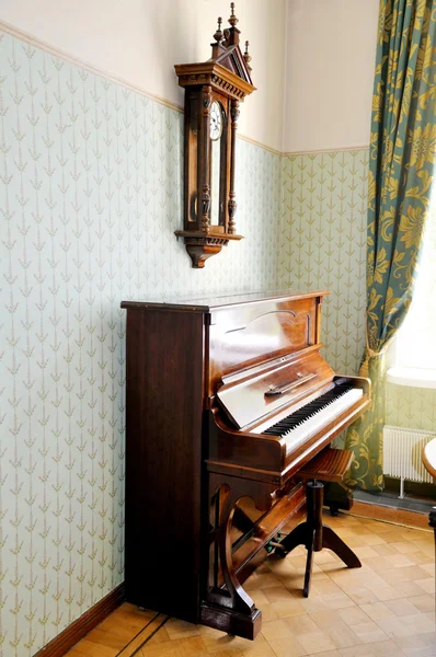 Пианино и стул — стоковое фото