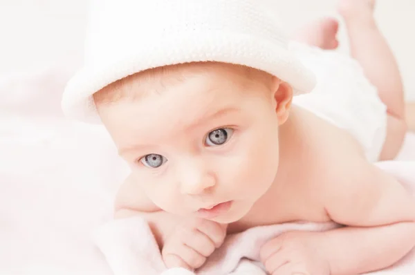 Portret van een mooie babymeisje — Stockfoto