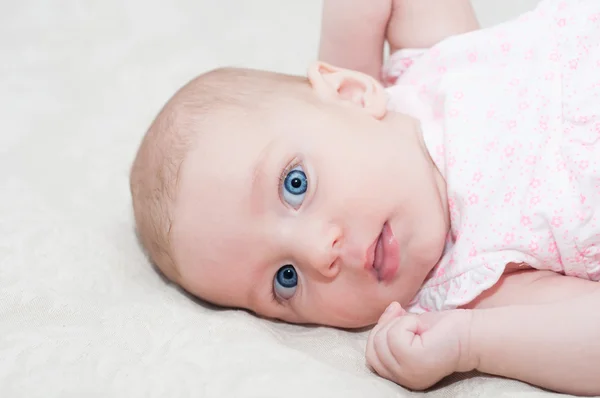 Portret van een mooie babymeisje — Stockfoto