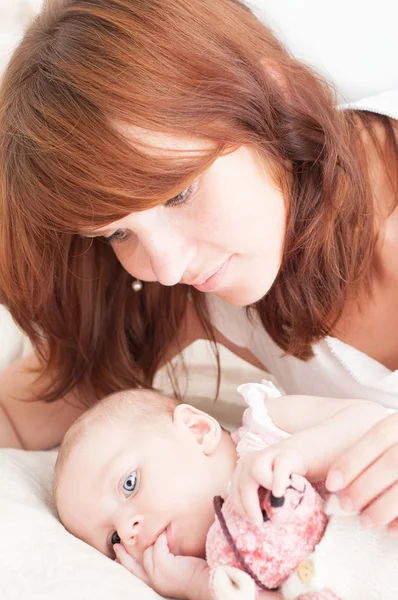 Mãe segurando bebê doce — Fotografia de Stock
