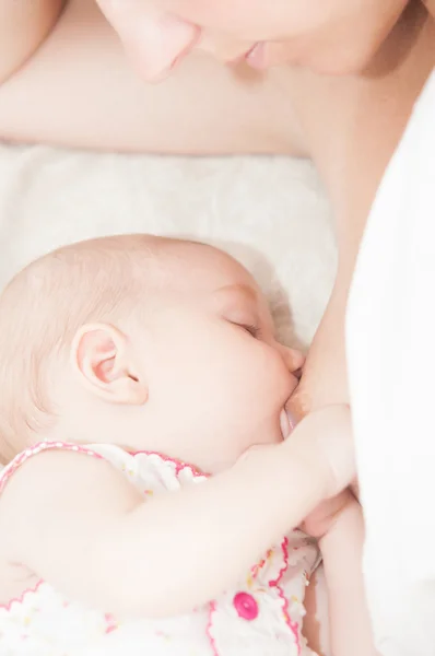 Aleitamento materno para pequeno bebê recém-nascido bonito — Fotografia de Stock