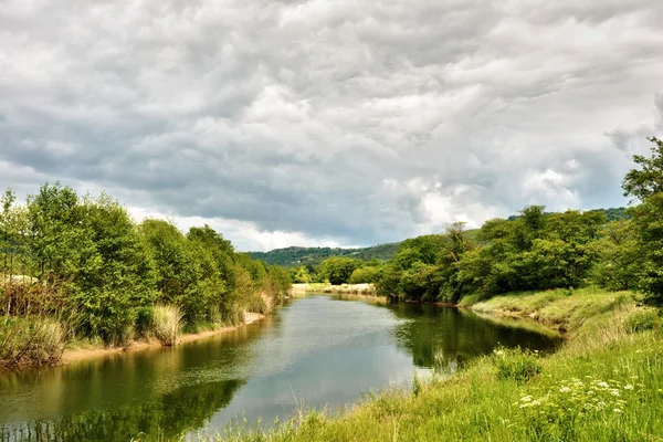 河 leven 流经的苍翠繁茂的乡下 — 图库照片