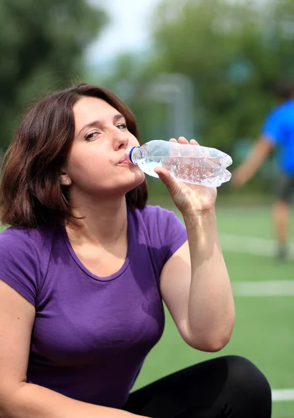 Nádherné fitness žena pitné vody — Stock fotografie