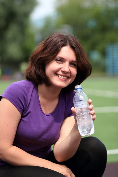 Nádherné fitness žena s lahví vody — Stock fotografie