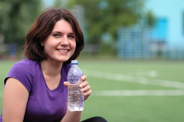 Hermosa mujer de fitness con botella de agua —  Fotos de Stock