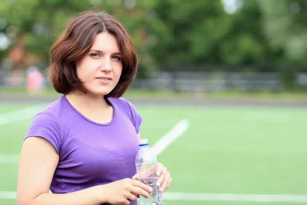 Hermosa mujer de fitness con botella de agua — Foto de Stock