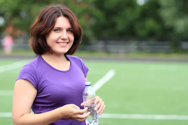 Mulher Fitness bonita com garrafa de água — Fotografia de Stock