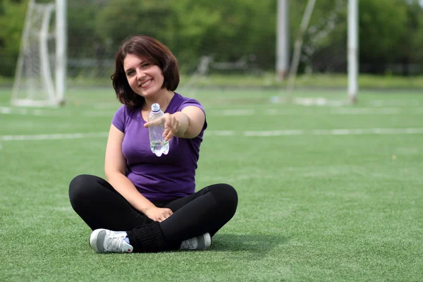Bella donna fitness con bottiglia d'acqua — Foto Stock