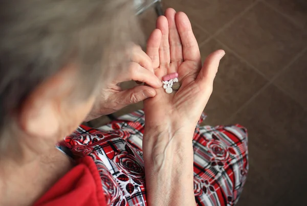 歳の女性の手の中の薬 — ストック写真