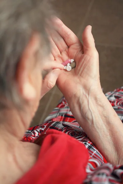 Droger i gamla kvinnans händer — Stockfoto