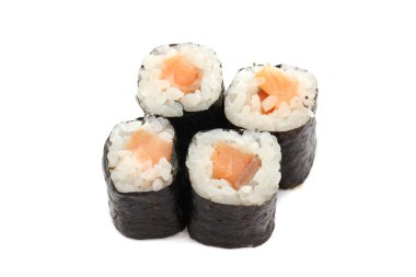 Beyaz arka planda izole somon maki sushi