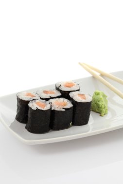 Somon maki sushi yemek çubukları ile