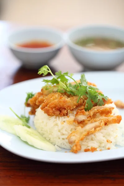 Comida tailandesa pollo frito gourmet con arroz, khao mun kai tod in —  Fotos de Stock