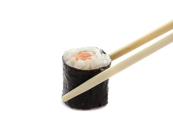 Lachs Maki Sushi mit Stäbchen isoliert in weißem Hintergrund — Stockfoto
