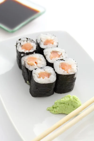 Zalm maki sushi met stokjes en soja saus in witte backgro — Stockfoto