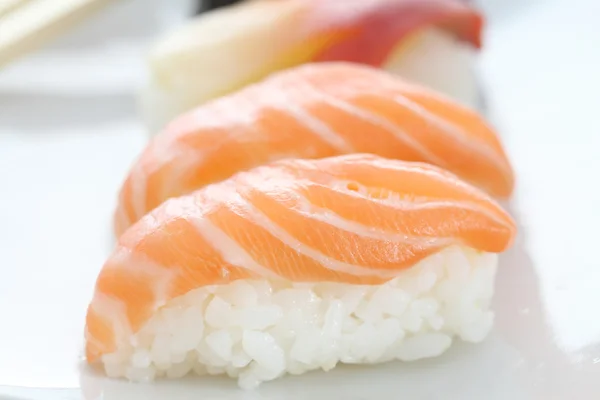 Sushi en fondo blanco —  Fotos de Stock