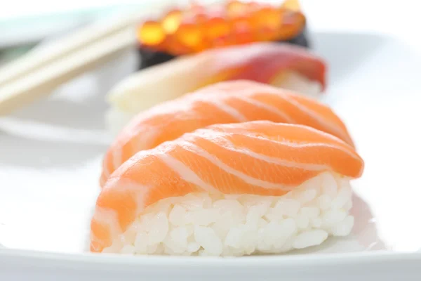 Sushi i vit bakgrund — Stockfoto