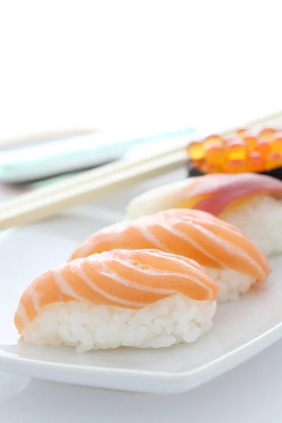 Sushi i vit bakgrund — Stockfoto