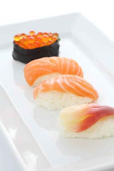 Sushi în fundal alb — Fotografie, imagine de stoc