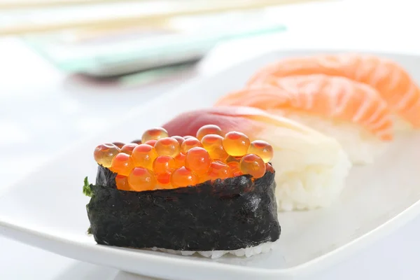 Sushi în fundal alb — Fotografie, imagine de stoc