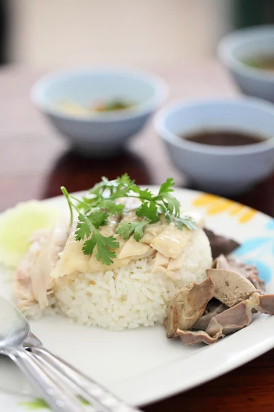 Comida tailandesa gourmet pollo al vapor con arroz, khao mun kai en wo — Foto de Stock