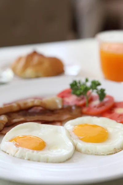 早餐培根、 煎的鸡蛋和橙汁 — 图库照片