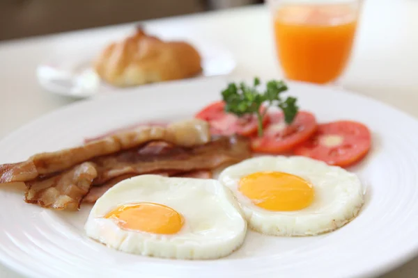 早餐培根、 煎的鸡蛋和橙汁 — 图库照片