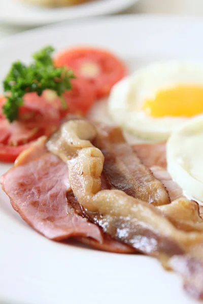 Reggeli, bacon, tükörtojás, narancslé — Stock Fotó