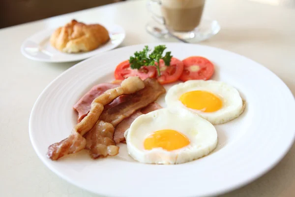 Frühstück mit Speck, Spiegelei und Orangensaft — Stockfoto