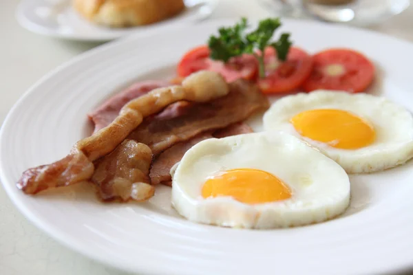 Snídaně se slaninou, sázeným vejcem a pomerančový džus — Stock fotografie