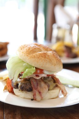 hamburger, patates, salata ile