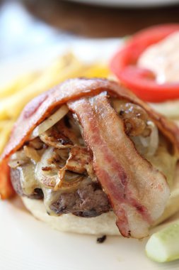 hamburger, patates, salata ile