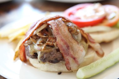 hamburger, patates, salata ile