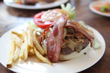 hamburger, patates, salata ile