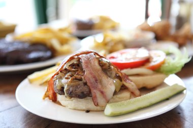 hamburger, patates, salata ile