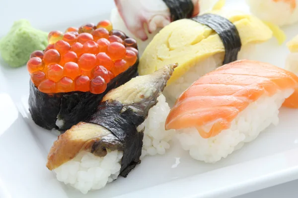 Sushi en fond blanc — Photo