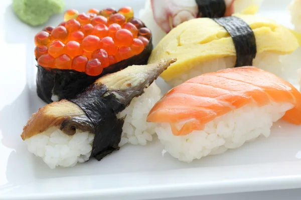 Sushi som i vit bakgrund — Stockfoto